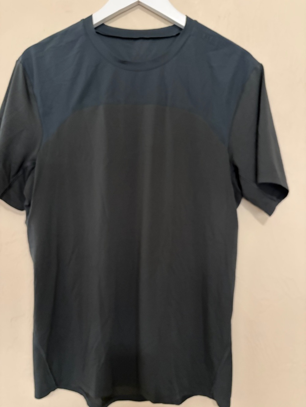 lululemon Men's Black/Gray Metal Vent Sleeve Tee. Excellent Condition!